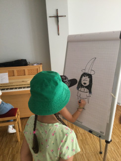 Kind beim Bild malen